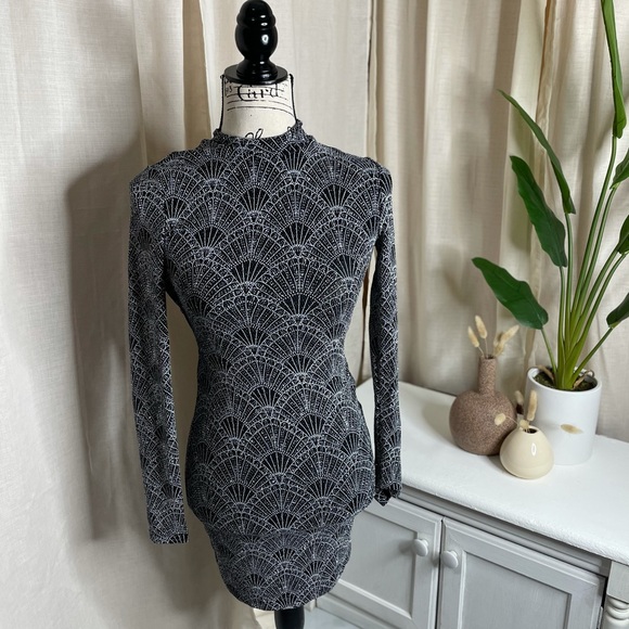 H&M Dresses & Skirts - Long sleeve black and silver sparkly dress